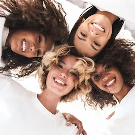 Variedad de extensiones de cabello y productos capilares en El Punto de las Extensiones.