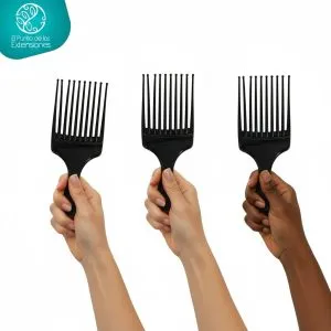Tres manos sosteniendo peines afro negros Calypso de púa para dar volumen al cabello rizado.